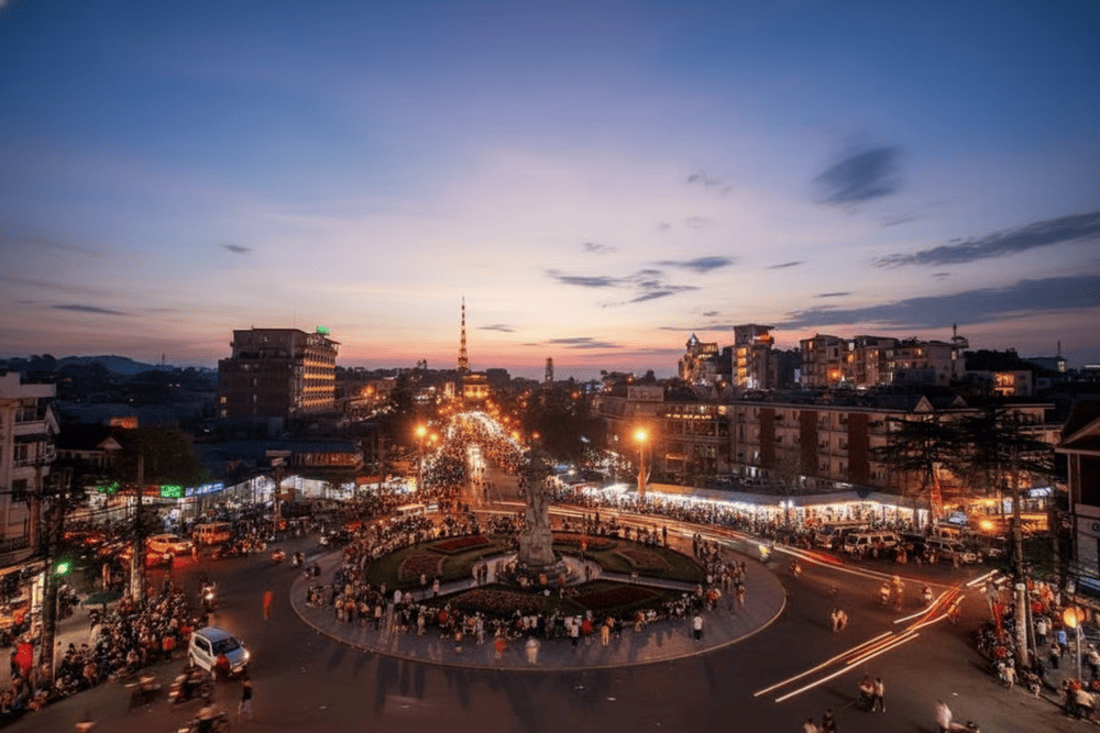 Chợ đêm Đà Lạt là địa điểm ăn uống và mua sắm không nên bỏ lỡ khi đến Đà Lạt